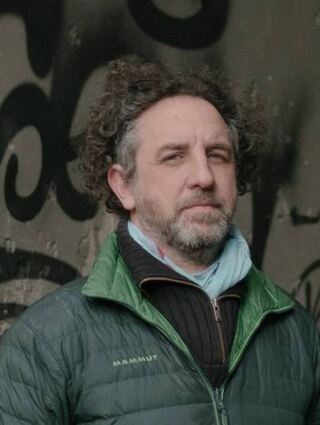 Frank Degner von Zeitraumexit in der momentan einzig begehbaren Hofeinfahrt.