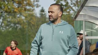 Trainer Mehmet Öztürk trat beim VfL Kurpfalz Neckarau kein leichtes Amt an und genießt weiterhin das Vertrauen der Vereinsführung.