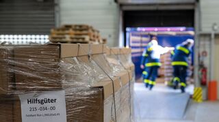 Beim Technischen Hilfswerk (THW) werden Hilfsgüter sortiert und verladen.