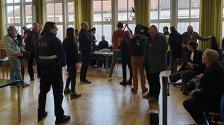 Zum Prozessauftakt im Fall des Messerangriffs in Ludwigshafen herrscht am Gericht ein großer Medienrummel.