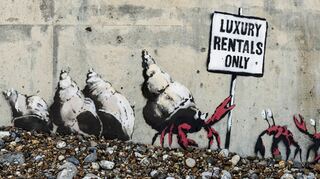 Undatiertes Handout-Foto eines der neuen Werke von Banksy an einer Strandmauer in Cromer. Der mysteriöse britische Streetart-Künstler Banksy hat sich zu einer ganzen Reihe von kürzlich aufgetauchten Werken an der englischen Nordseeküste bekannt. +++ dpa-Bildfunk +++