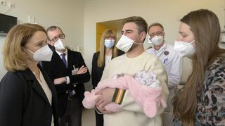 Wissenschaftsministerin Petra Olschowski (l.) spricht mit Eltern, deren Tochter in der Kinderklinik behandelt wird.