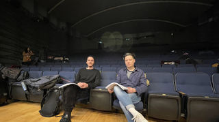 Ziggy Has Ardeur (l.) und Konstantin Gropper bereiten sich im Auditorium mit ihren Partituren auf die zweite Probe mit dem Haifa Symphonie Orchestra und Maestro Rotem Nir vor.