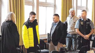 Kurt Sprengart (Mitte), Vater des getöteten Jonas, vor Prozessbeginn im Gespräch mit seinem jüngeren Sohn Noel und Rechtsanwältin Ursula Domke.