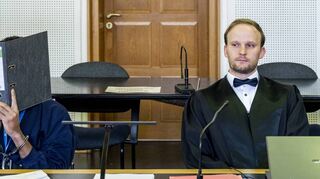 Der Angeklagte mit seinem Verteidiger Thilo Schwarz.