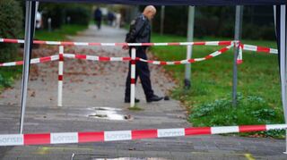 Eine Blutlache ist auf dem Boden in einem Wohngebiet in Ludwigshafen-Oggersheim am Tatort abgesperrt.