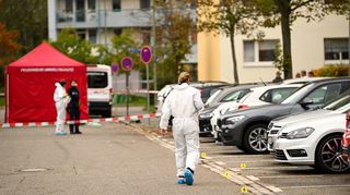 Polizisten sichern den Tatort in Ludwigshafen-Oggersheim.