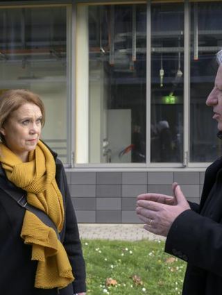 Ministerin Petra Olschowski besuchte auch die Heidelberger Universität und traf dabei auf Rektor Bernhard Eitel.