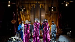 Götter sind vorne (v. l.): Ragna Pitoll, Annemarie Brüntjen und Jessica Higgins. Hinten sind Leonard Burkhardt, Arash Nayebbandi, Eddie Irle und Rocco Brück.