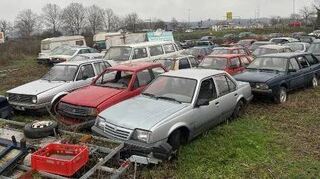 Der Autofriedhof aus einem Bild aus dem Januar dieses Jahres.