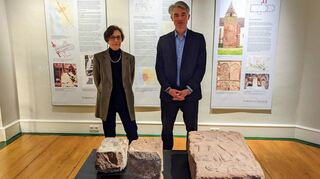 Hörten als Macher der Ausstellung zur Sebastianskapelle viel Lob: Eva-Maria Lackner, die das Konzept entwickelt hat, und Museumsleiter Andreas Hensen.