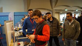 Selbst Hand anlegen macht den Besuchern Spaß: Tim Pfisterer (links) versucht so, den jungen Besuchern den Beruf des Elektrotechnikers näher zu bringen.