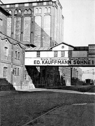 Der Steg über die Hafenstraße zwischen Lager und Verwaltung, hier auf einem Foto aus den 1950er Jahren, wurde 1983 abgerissen.