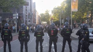 Vorverurteilt und alle Beamte unter Generalverdacht? Nach dem tödlichen Polizeieinsatz am Marktplatz demonstrieren Menschen gegen Polizeigewalt.