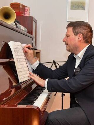 Thomas Siffling komponiert im Büro am Klavier.