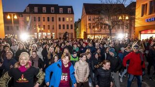 Ob gut einstudiert oder spontan: Mit Unterstützung der Trommelgruppe „Afabato“ wird auf dem Geschirrplätzel gegen Gewalt getanzt.