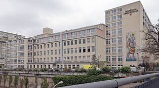 Eine 72-Jährige soll im Theresienkrankenhaus das Sauerstoffgerät ihrer Zimmernachbarin abgestellt haben – weil die Geräusche des Apparats sie störten.
