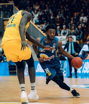 Mit 18 Punkten stellte „Neu-Merlin“ James Batemon (hier im Duell gegen berlins 2,23-Meter-Hünen Christ Koumadje) für sich eine neue persönliche BBL-Bestleistung auf.