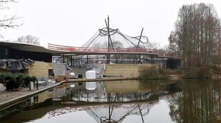 Es spiegelt sich im Kutzerweiher: An der Gondolettahaltestelle sind ganz links Restaurant und Unterwasserwelt, in der Mitte die neue Großvoliere entstanden und wie mit Sandstein verkleidet.