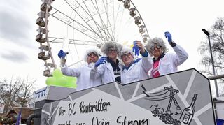 Feste Bank beim Mathaisemarkt: der Festzug der Vereine, hier beim letzten Mal 2020 der Baseballclub „Raubritter“ mit seiner Lösung für die Energiekrise.
