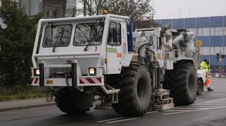 Ein Vibrotruck der Firma Vulcan Energie Ressourcen nimmt im Heinrich-Lanz-Ring seismische Messungen vor.