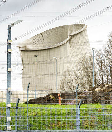 Einer der vier Kühltürme des stillgelegten Atomkraftwerkes Biblis fällt beim Abriss in sich zusammen. Er wurde nicht gesprengt, sondern mit Baggern so lange destabilisiert, bis er einstürzte.