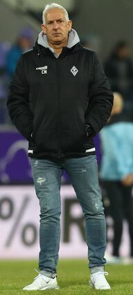 Familienzusammenführung in Mannheim: Waldhof-Trainer Christian Neidhart begrüßt gegen Meppen unter anderem seine Frau, die Tochter und den Bruder.
