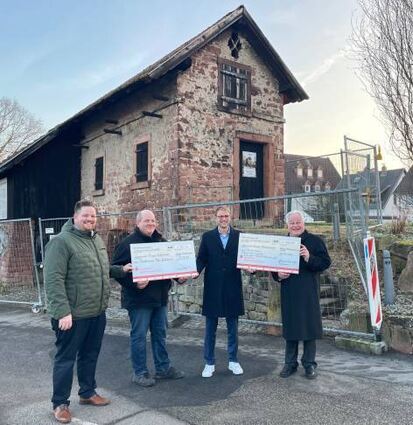 Spendenübergabe: Alesander Jakel (v.l.) und Jochen Krauß vom Förderverein Fähre, Bürgermeister Florian König und Dietrich Herold vom Förderverein Gemeidnemuseum.