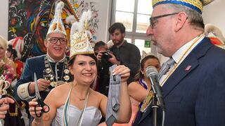Schnipp-Schnapp, Krawatte ab: Daniela I. schneidet Oberbürgermeister Peter Kurz beim Prinzessinnenempfang im Rathaus den silbergrauen Binder ab.