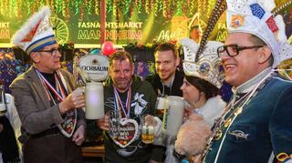 Bürgermeister Michael Grötsch (2.v.l.) bei der Eröffnung des Fasnachtsmarkts.