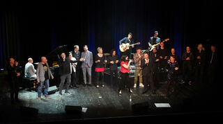 Zum großen Finale mit "With A Little Help" kamen alle Akteure des Benefiz-Abends im Capitol noch einmal auf die Bühne.
