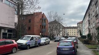 Die Torwiesenstraße ist mit dem Kinderhaus (rotes Gebäude links) und der Diesterwegschule ein wichtiger Schulweg. Hier ist der Regelungsbedarf groß.