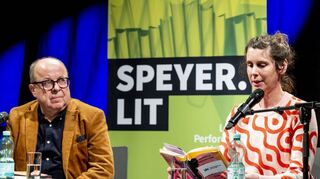 Bei Speyer.LIT war im Alten Stadtsaal auf Einladung der Buchhandlung Fröhlich Autorin Daniela Dröscher zu Gast und liest hier aus ihrem Buch „Lügen über meine Mutter“. Der scheidende Fachbereichsleiter Dr. Matthias Nowack führt in die Lesung ein.