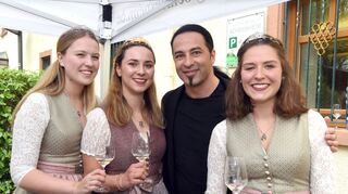 Bülent Ceylan ist unter die Schriesheimer Weinprinzessinnen gegangen - von links: Fabienne Röger, Sofia Hartmann und  Lena Meyer..