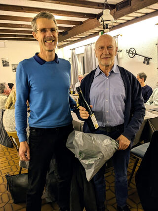 Vorsitzender Mark Völkel (l.) verab-schiedet Fritz Lackner.