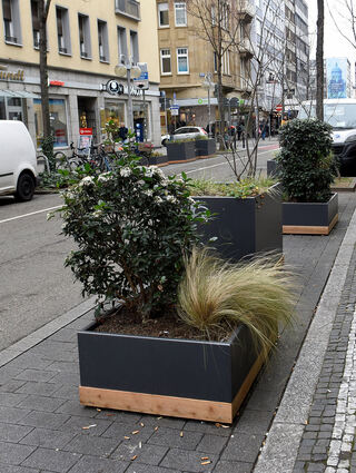 Pflanzkübel haben die Sportparklets in der Kunststraße ersetzt.