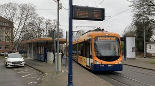 Eine Straßenbahn der Linie 2 an der Haltestelle Feudenheim-Kirche am Freitagvormittag. Da gab es im 20-Minuten-Takt nur eine leichte Verzögerung.