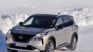 mid Andorra - Nissa X-Trail beim Slalom auf der schneebedeckten Fläche.
