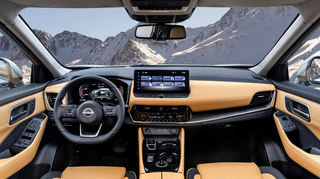 mid Andorra - X-Trail-Cockpit mit durchgehender, doppelstöckiger Mittelkonsole.