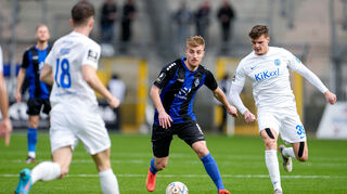 Fridolin Wagner (SVW) gegen David Vogt (Nummer 18) und Marek Janssen vom SV Meppen.