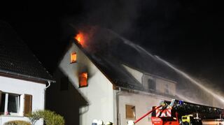 In Bammental im Rhein-Neckar-Kreis ist am frühen Sonntagmorgen ein Haus in Vollbrand geraten