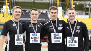 Weitspringer Simon Batz (oben) holte seinen ersten Titel im Trikot der MTG Mannheim. Robin Ganter (unten rechts mit v.r. Patrick Domogala, Timo Lange und Jonas Kriesamer) gewann in Dortmund gleich drei Medaillen.