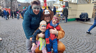 Familie Feldkamp feiert zum ersten Mal mit den Kindern Fasnacht.