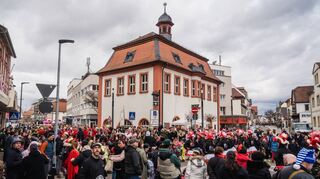 Viel los: Am Historischen Rathaus biegt der närrische Lindwurm in die Mainstraße ab.