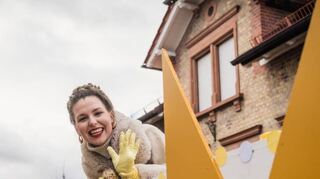 Sonnenbotschafterin Luisa-Marie I. grüßt vom Wagen, und der KV Knibbeldick Bürstadt sorgt unterwegs für Live-Musik.