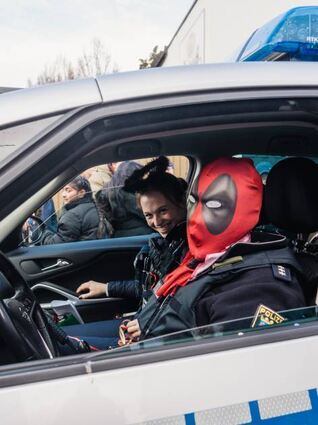 Selbst die Polizeibeamten haben sich maskiert.