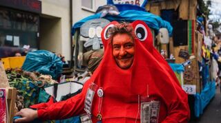 Friseur Uwe Schnatz aus Biblis läuft als Krabbe mit, und selbst Polizeibeamte haben sich in Schale geworfen.