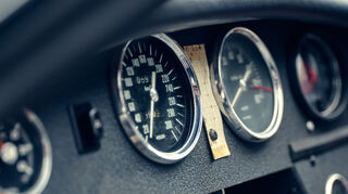mid Groß-Gerau - Rennwagen-Cockpit der 1970er Jahre: mit Rundinstrumenten im Citroen SM.