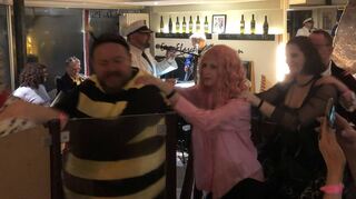 Polonaise durch die Speyerer „Weinwunderbar“ und Kapitän Franz Hammer singt selbst auf der karnevalistischen Kreuzfahrt. Gila und Alex Deutsch sorgten für Würstchen und leckeren Kartoffelsalat – das hebt die Stimmung, ja da kommt Freude auf!