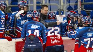 „Wir spielen, um zu gewinnen.“ U20-Jungadler-Trainer Luigi Calce (Mitte) nahm seine Spieler nach der 1:2-Niederlage nach Verlängerung gegen die Kölner Junghaie in die Pflicht.